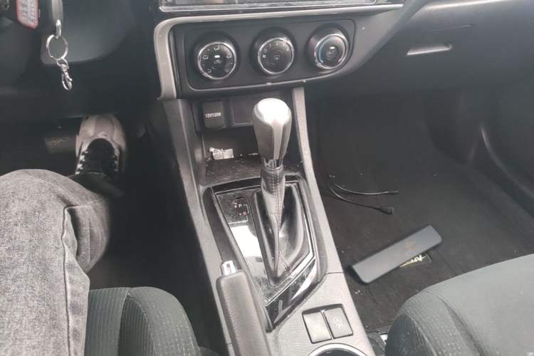 Used Toyota Levin 2017 Revised Version 185T CVT New Sharp Edition China V Standard Gear Lever