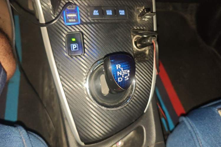 Used Toyota Levin 2017 Revised Dual-Engine 1.8H V E-CVT Luxury Edition China V Standard Gear Lever