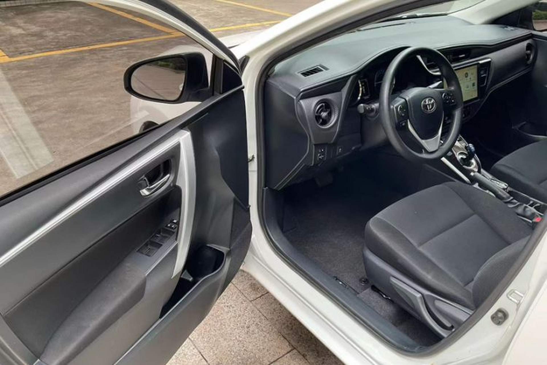 Used Toyota Levin 2017 Revised Dual-Engine 1.8H GS E-CVT Elite Sunroof Version China V Standard Interior 3