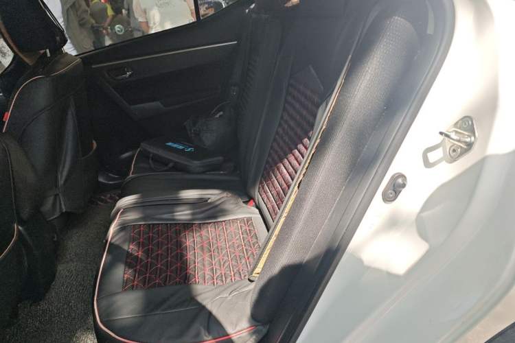 Used Toyota Levin 2017 Revised Dual-Engine 1.8H GS E-CVT Elite Sunroof Version China V Standard Left Rear Seat