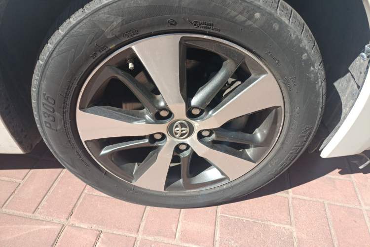 Used Toyota Levin 2017 Revised Dual-Engine 1.8H GS-L E-CVT Leading Edition China V Standard Right Front Wheel Hub