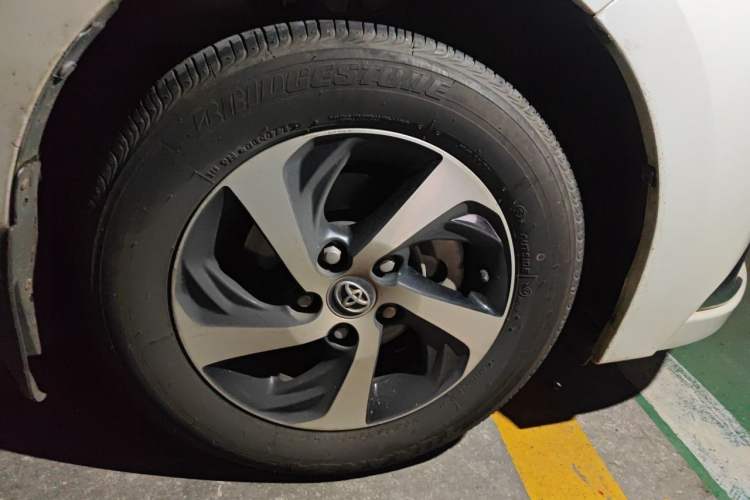 Used Toyota Levin 2017 Revised Dual-Engine 1.8H GS E-CVT Elite Sunroof Version China V Standard Right Front Wheel Hub