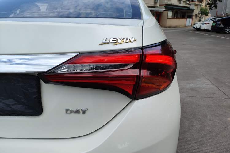 Used Toyota Levin 2017 Revised Version 185T CVT Elite Edition China VI Standard Right Rear Taillight
