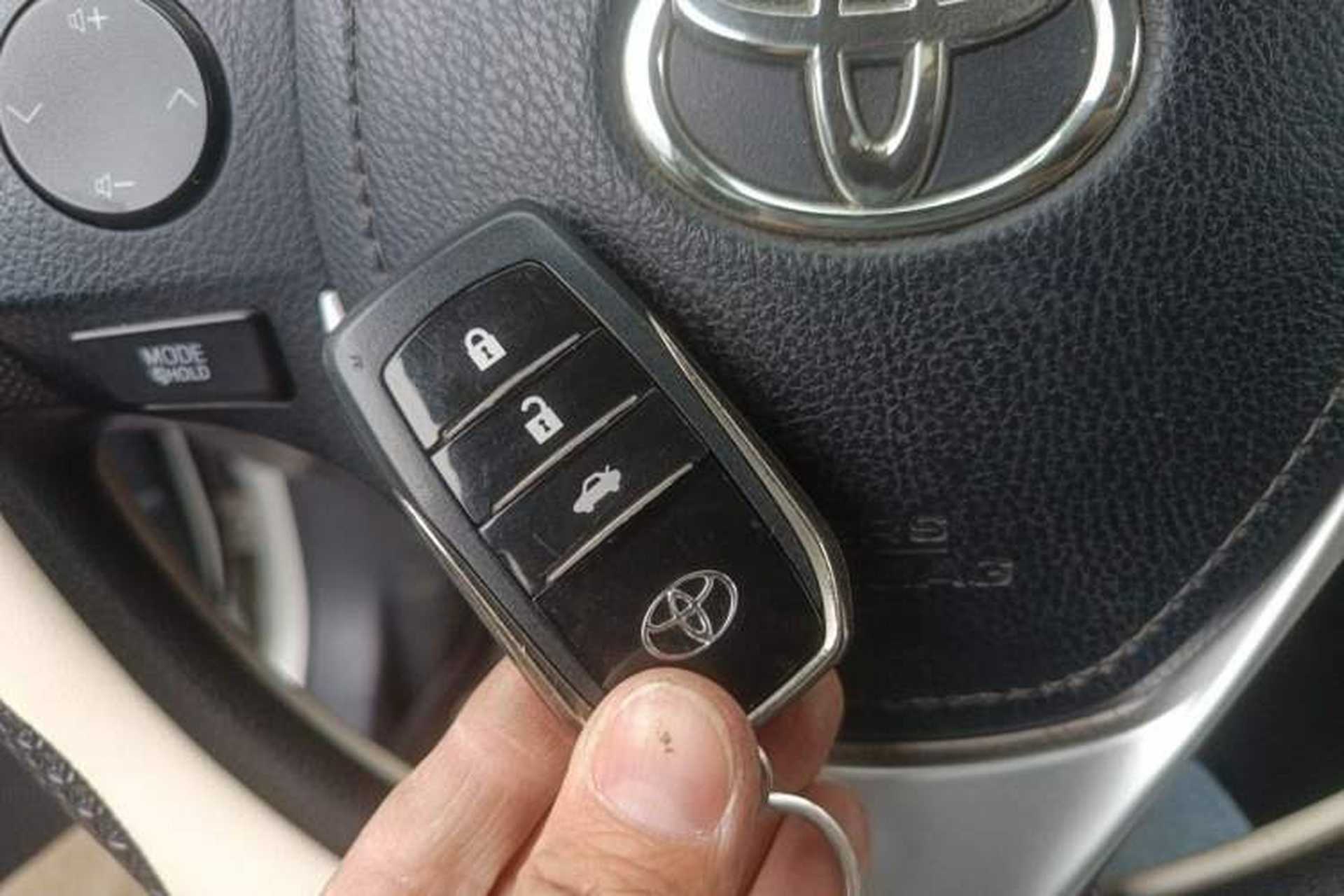 Used Toyota Levin 2017 Revised Dual-Engine 1.8H GS E-CVT Elite Sunroof Version China V Standard Vehicle Key