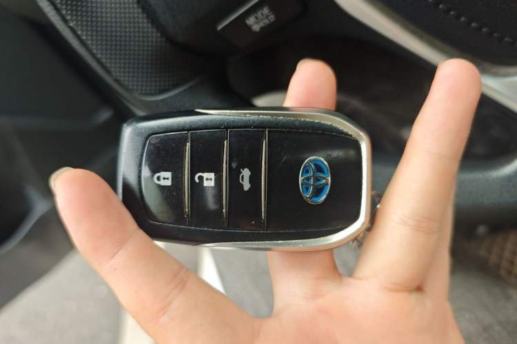 Used Toyota Levin 2017 Revised Dual-Engine 1.8H GS E-CVT Elite Sunroof Version China V Standard Vehicle Key