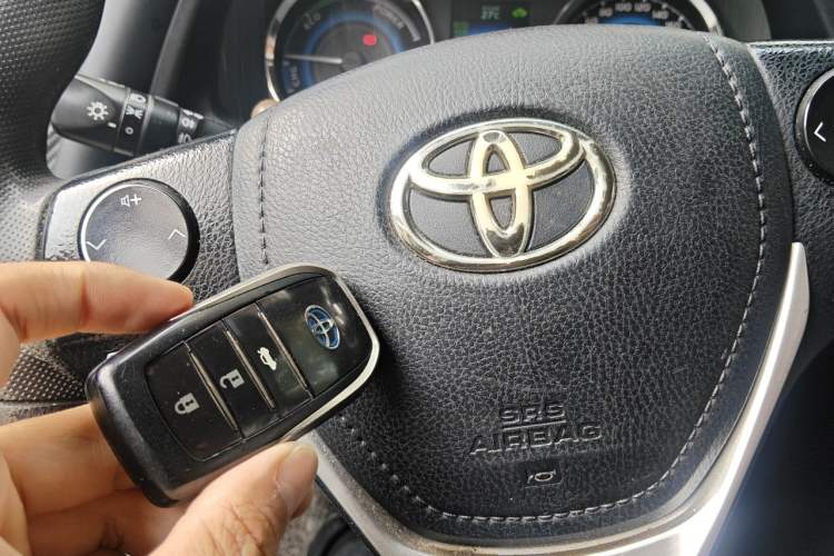 Used Toyota Levin 2017 Revised Dual-Engine 1.8H GS E-CVT Elite Sunroof Version China V Standard Vehicle Key