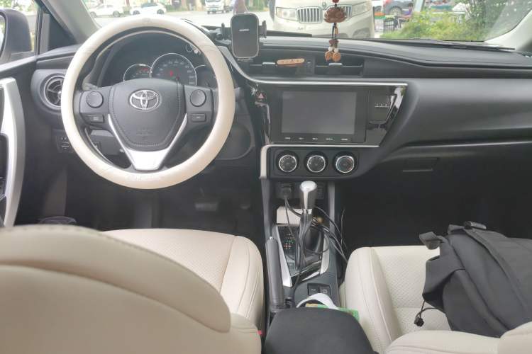Used Toyota Levin 2017 Revised Version 185T CVT Elite Edition China VI Standard Center Console
