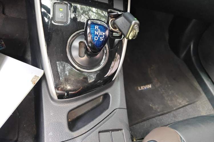 Used Toyota Levin 2018 Dual-Engine 1.8H GS-V E-CVT Prestige Version China V Standard Gear Lever