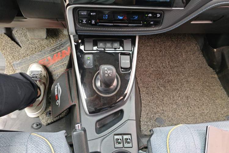 Used Toyota Levin 2018 Dual-Engine 1.8H GS-V E-CVT Prestige Version China V Standard Gear Lever