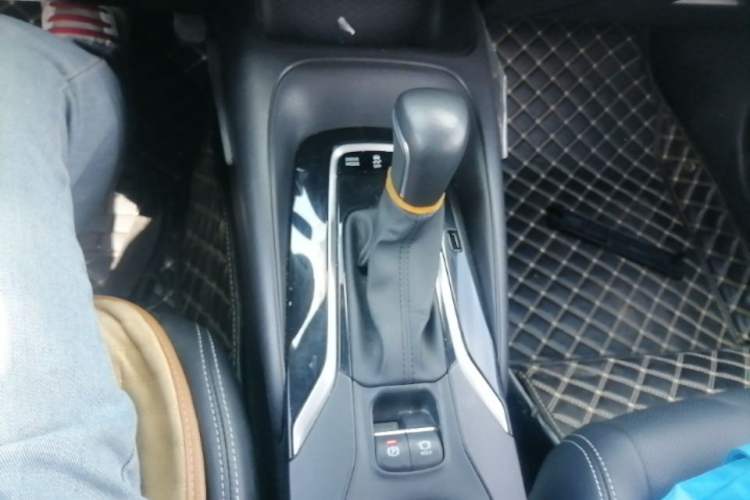 Used Toyota Levin 2019 Dual-Engine 1.8H E-CVT Luxury Edition China VI Standard Gear Lever