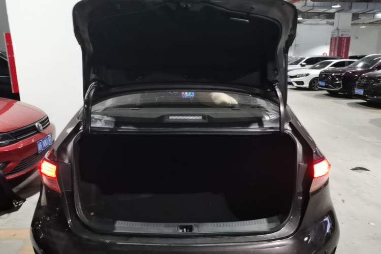 Used Toyota Levin 2019 Dual-Engine 1.8H E-CVT Luxury Edition China VI Standard Trunk