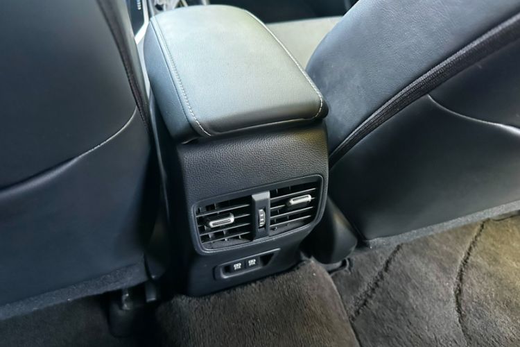 Used Toyota Levin 2019 Dual-Engine 1.8H E-CVT Luxury Edition China VI Standard Interior 8