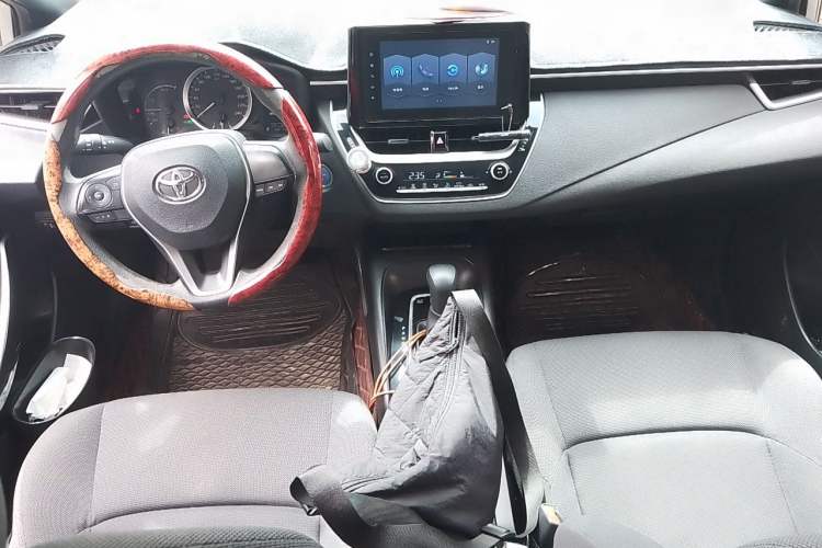 Used Toyota Levin 2019 Dual-Engine 1.8H E-CVT Entry-Level Model China VI Standard Center Console