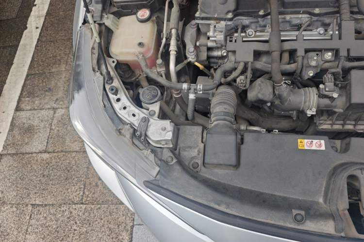 Used Toyota Levin 2019 Dual-Engine 1.8H E-CVT Luxury Edition China VI Standard Engine Bay Right