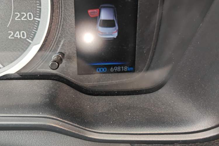 Used Toyota Levin 2019 185T CVT Luxury Edition China VI Standard Odometer Close Up