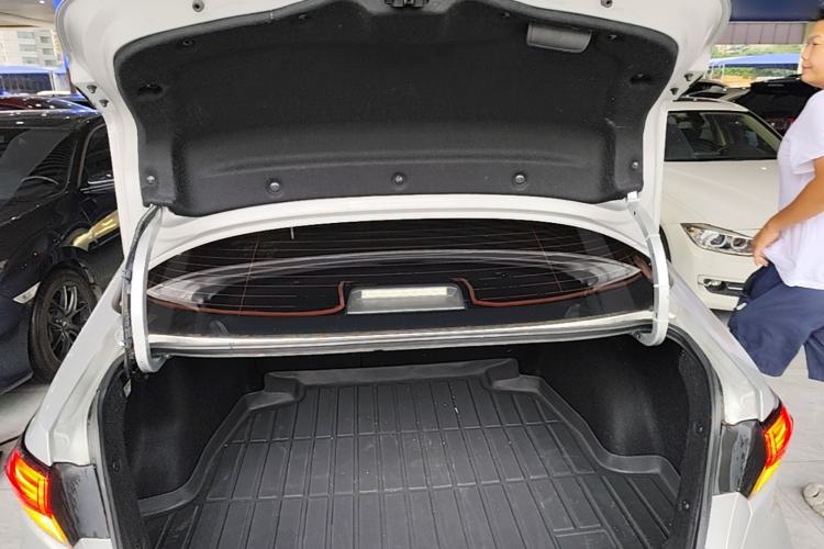Used Toyota Levin 2019 Dual-Engine 1.8H E-CVT Luxury Edition China VI Standard Trunk