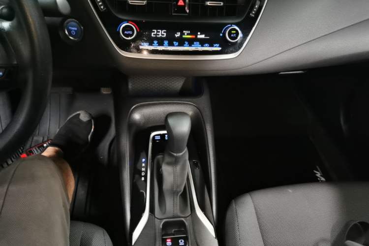 Used Toyota Levin 2019 Dual-Engine 1.8H E-CVT Luxury Edition China VI Standard Gear Lever
