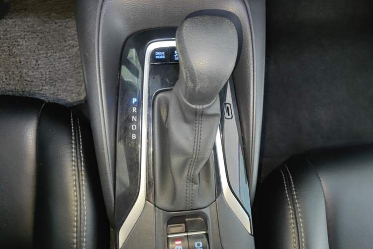 Used Toyota Levin 2019 Dual-Engine 1.8H E-CVT Luxury Edition China VI Standard Gear Lever