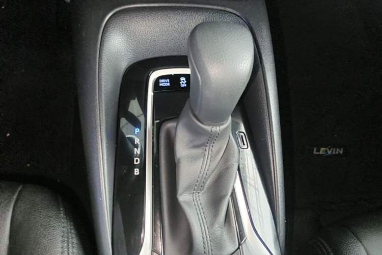 Used Toyota Levin 2019 Dual-Engine 1.8H E-CVT Luxury Edition China VI Standard Gear Lever