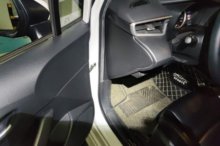Used Toyota Levin 2019 185T CVT Luxury Edition China VI Standard Interior 3