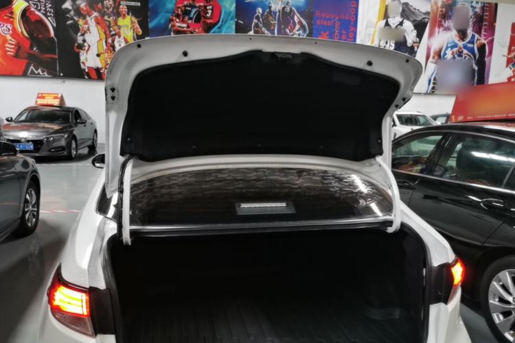 Used Toyota Levin 2019 Dual-Engine 1.8H E-CVT Luxury Edition China VI Standard Trunk