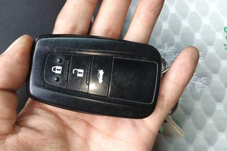 Used Toyota Levin 2019 Dual-Engine 1.8H E-CVT Luxury Edition China VI Standard Vehicle Key