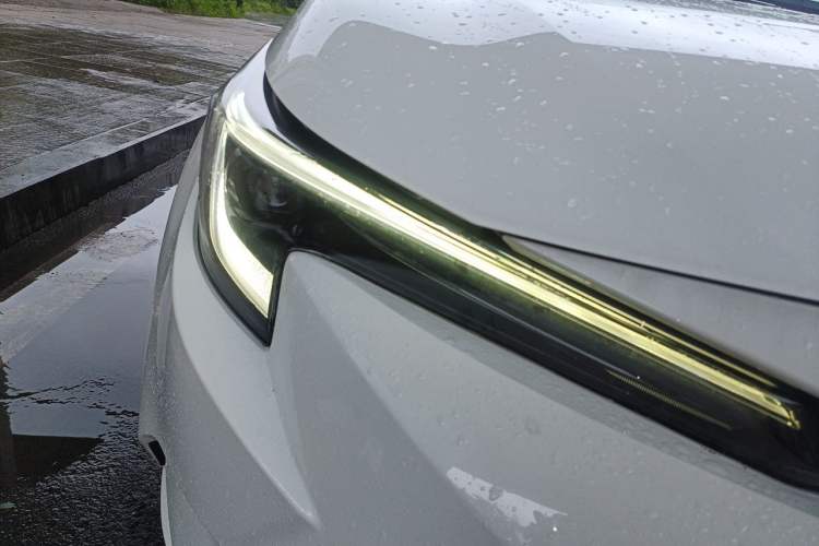 Used Toyota Levin 2023 Smart Electric Hybrid Dual-Engine 1.8L Luxury Edition Right Front Headlight