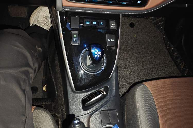 Used Toyota Levin Hybrid E+ 2019 1.8L GS E-CVT Elite Model with Sunroof Gear Lever