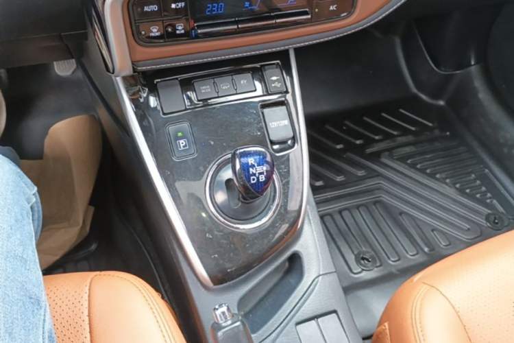 Used Toyota Levin Hybrid E+ 2019 1.8L GS E-CVT Elite Model with Sunroof Gear Lever