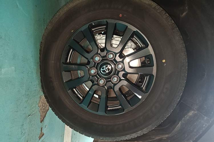 Used Toyota Prado 2025 2.4T Cross-Border BX Edition 5 Seats Right Front Wheel Hub