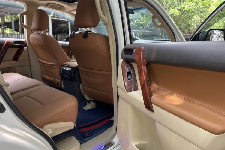 Used Toyota Prado  Interior 10