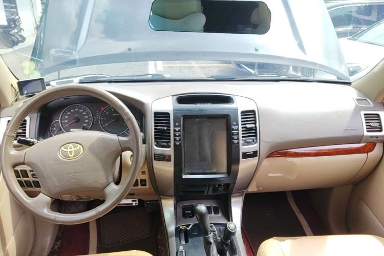 Used Toyota Prado 2004 GX 2.7 Automatic Model Center Console