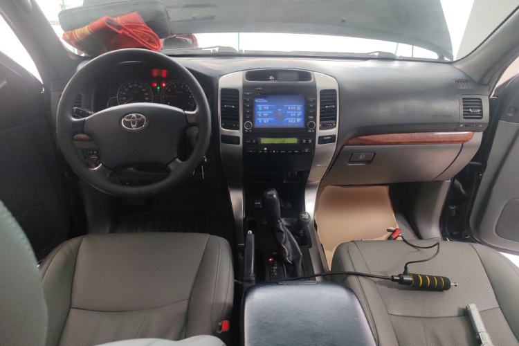 Used Toyota Prado 2004 GX 2.7 Automatic Model Center Console