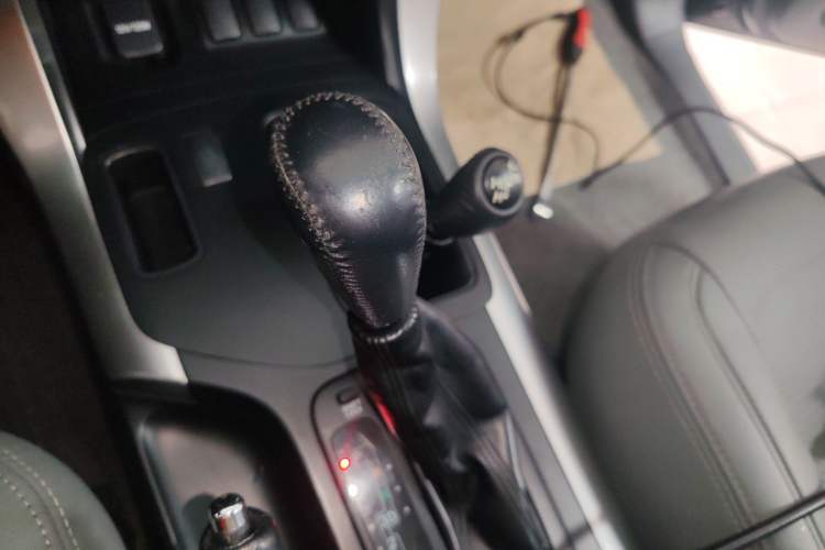 Used Toyota Prado 2004 GX 2.7 Automatic Model Gear Lever