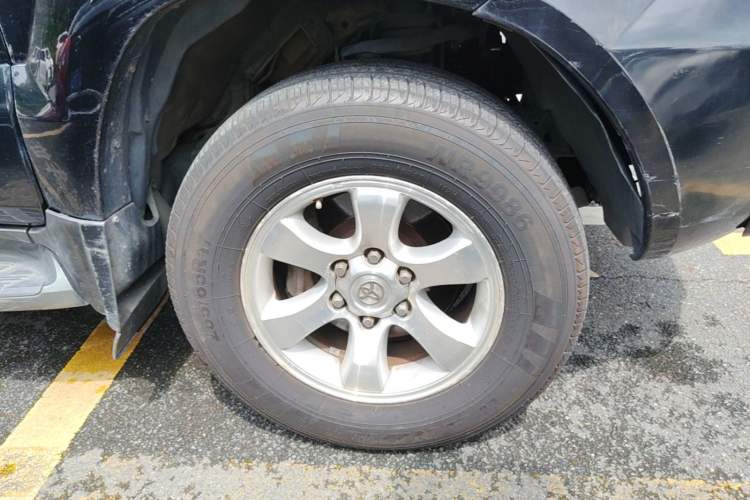 Used Toyota Prado 2004 GX 2.7 Automatic Model Right Front Wheel Hub