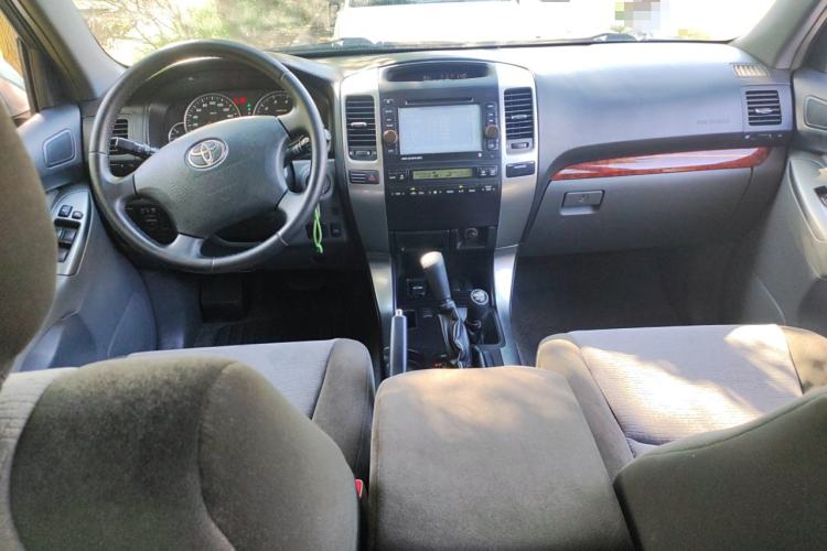 Used Toyota Prado 2004 GX 2.7 Automatic Model Center Console