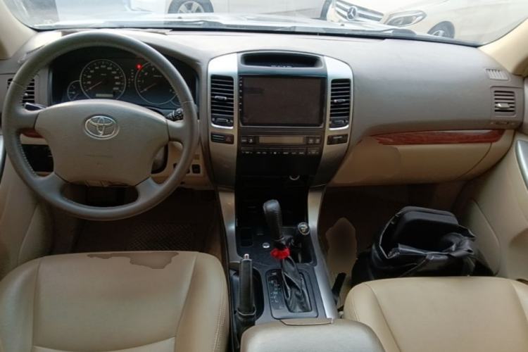 Used Toyota Prado 2004 GX 2.7 Automatic Model Center Console