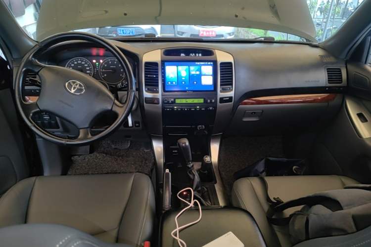 Used Toyota Prado 2004 GX 2.7 Automatic Model Center Console