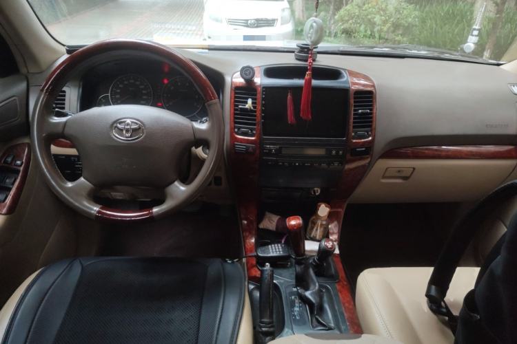 Used Toyota Prado 2004 GX 2.7 Automatic Model Center Console
