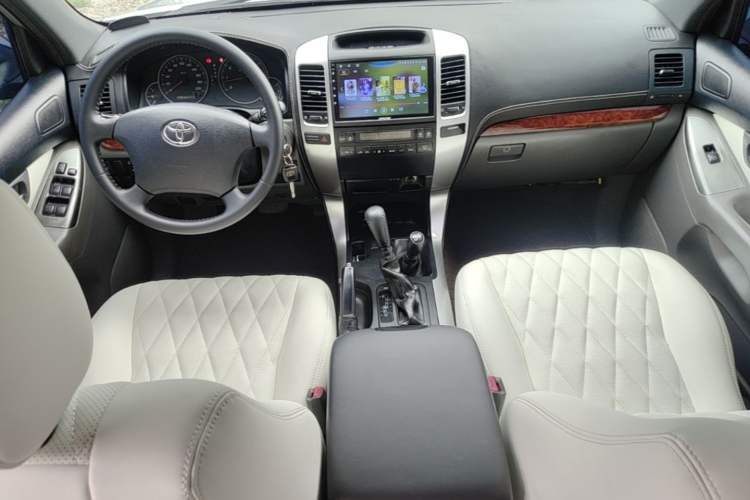 Used Toyota Prado 2004 GX 2.7 Automatic Model Center Console