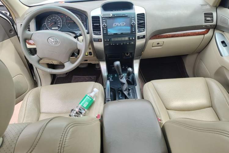 Used Toyota Prado 2004 VX 4.0 Center Console