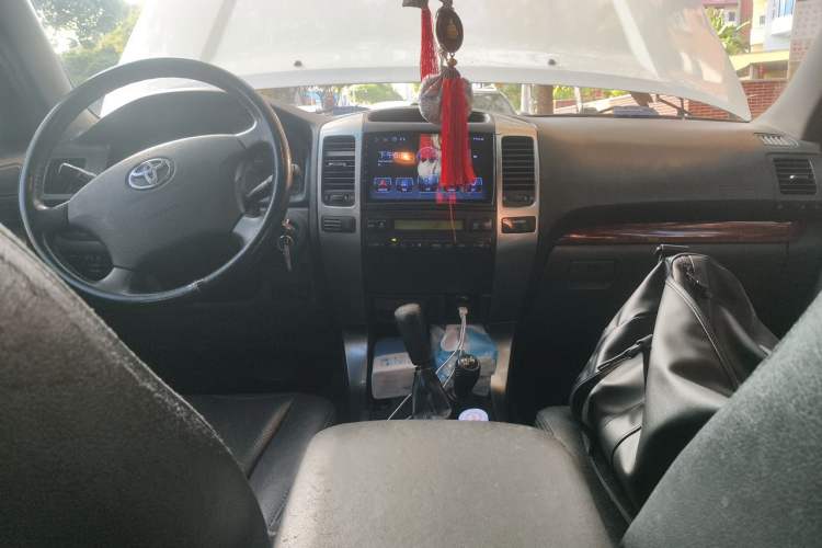 Used Toyota Prado 2004 GX 2.7 Automatic Model Center Console