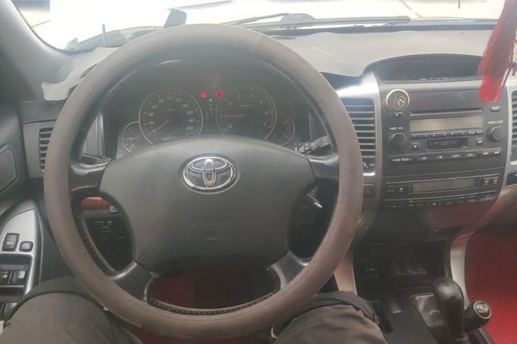 Used Toyota Prado 2004 GX 2.7 Automatic Model Center Console