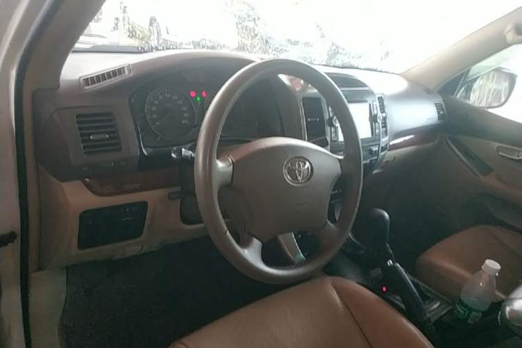 Used Toyota Prado 2004 GX 2.7 Automatic Model Center Console