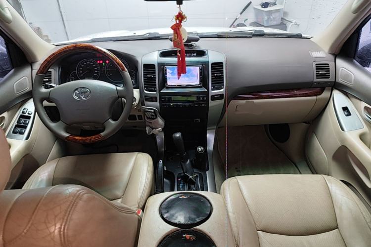 Used Toyota Prado 2004 GX 2.7 Automatic Model Center Console