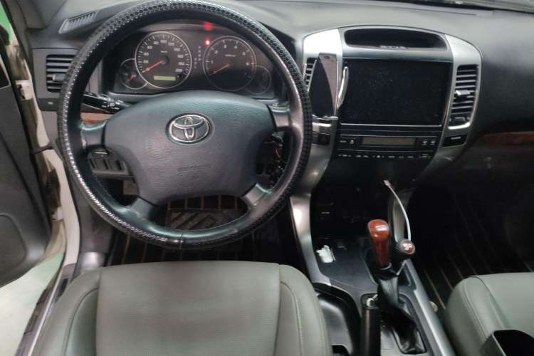 Used Toyota Prado 2004 GX 2.7 Automatic Model Center Console