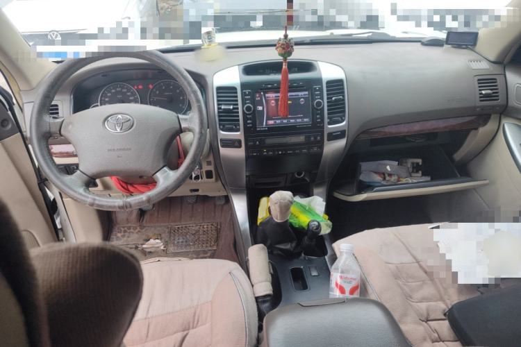 Used Toyota Prado 2004 GX 2.7 Manual Model Center Console