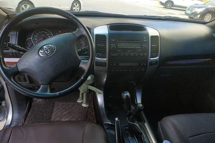 Used Toyota Prado 2004 GX 2.7 Automatic Model Center Console
