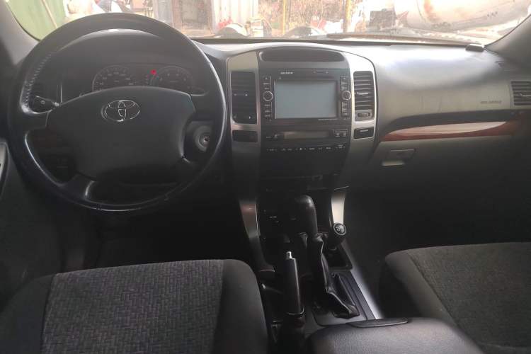 Used Toyota Prado 2004 GX 2.7 Automatic Model Center Console