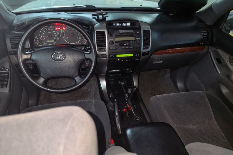 Used Toyota Prado 2004 GX 2.7 Automatic Model Center Console